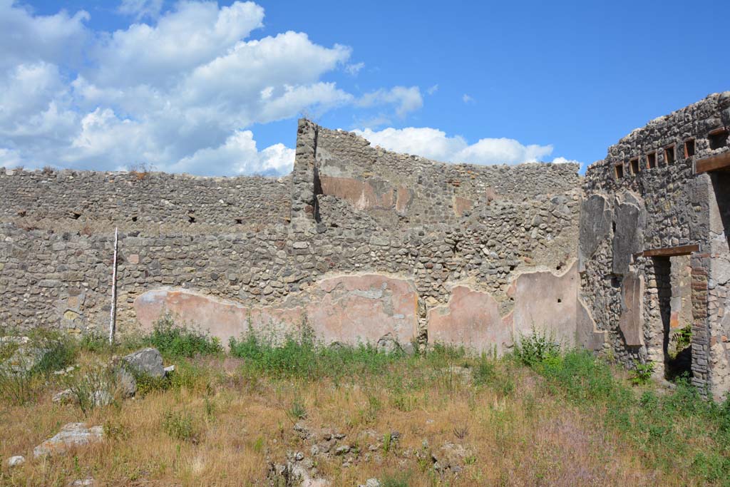 IX.5.18 Pompeii. May 2017. Room b, looking east towards south-east corner of atrium/garden area.
Foto Christian Beck, ERC Grant 681269 DÉCOR.

