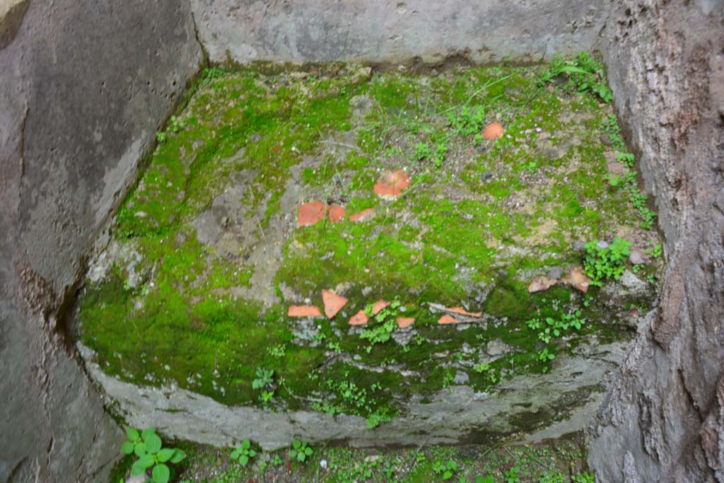 IX.5.18 Pompeii. March 2017. Room c, detail of masonry bench/hearth at west end of room. 
Foto Christian Beck, ERC Grant 681269 DÉCOR.
