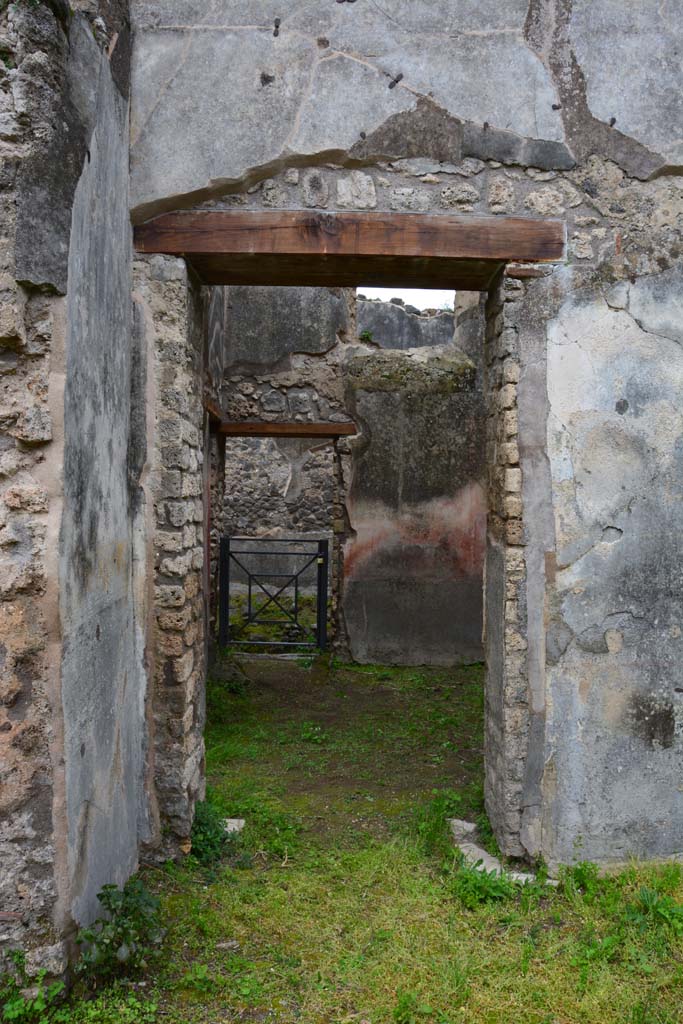 IX.5.18 Pompeii. March 2017. Room “d”, looking south from doorway in south wall of triclinium “f”.
Foto Christian Beck, ERC Grant 681269 DÉCOR.
