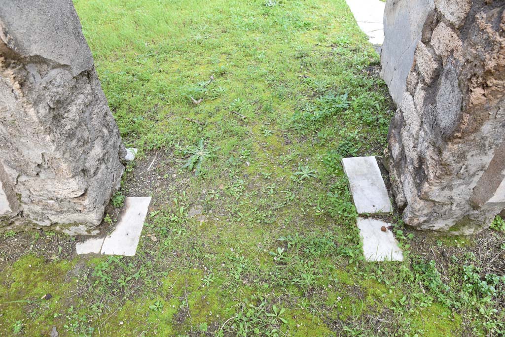 IX.5.18 Pompeii. March 2018. Room “d”, threshold of doorway in north wall, leading into triclinium “f”.  
Foto Annette Haug, ERC Grant 681269 DÉCOR.
