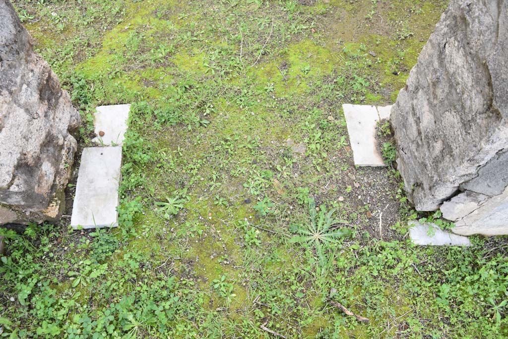 IX.5.18 Pompeii. March 2018. Room “d”, looking south towards threshold of doorway in north wall, from triclinium “f”.  
Foto Annette Haug, ERC Grant 681269 DÉCOR.
