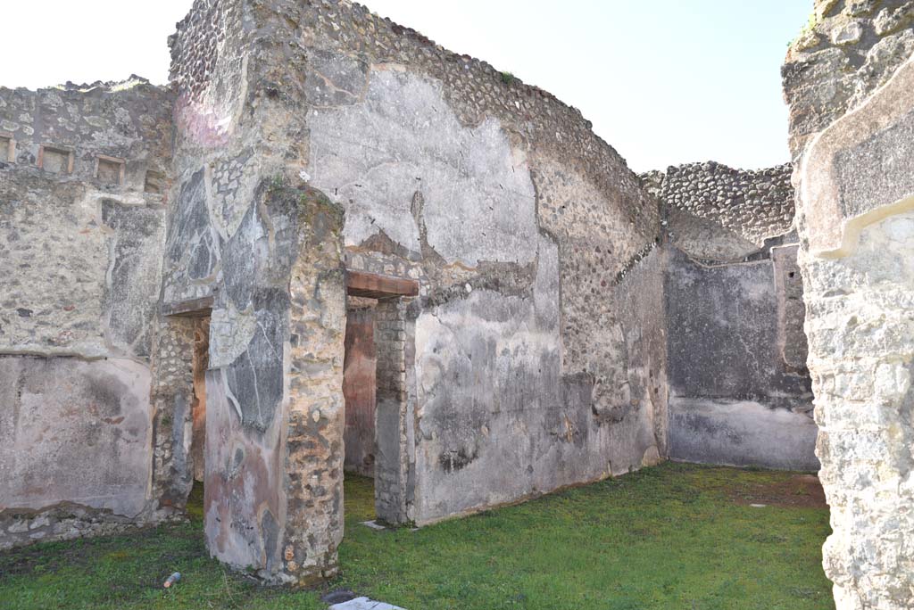 IX.5.18 Pompeii. March 2018. Triclinium “f”, looking south-west from atrium “b” towards south wall with doorway into room “d”.
Foto Annette Haug, ERC Grant 681269 DÉCOR

