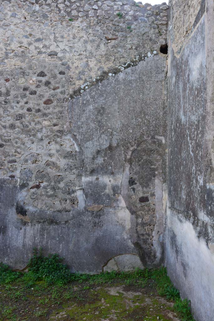 IX.5.18 Pompeii. March 2017. Room f, west end of south wall in south-west corner. 
Foto Christian Beck, ERC Grant 681269 DÉCOR.

