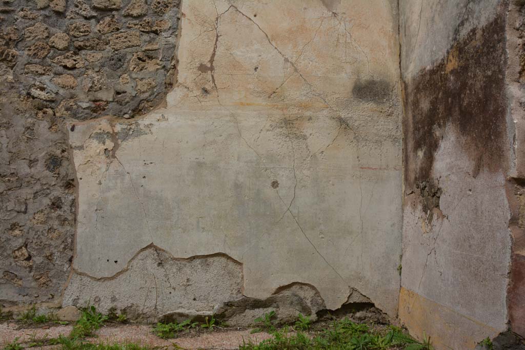 IX.5.18 Pompeii. March 2018. Room “f”, detail of lower north wall at east end.  
Foto Annette Haug, ERC Grant 681269 DÉCOR
