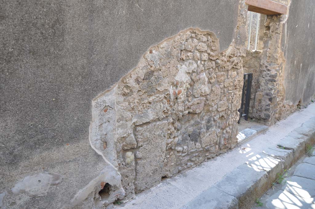 IX.5.22 Pompeii. July 2017. Looking south towards doorway on east side of Vicolo di Tesmo.
Foto Annette Haug, ERC Grant 681269 DÉCOR

