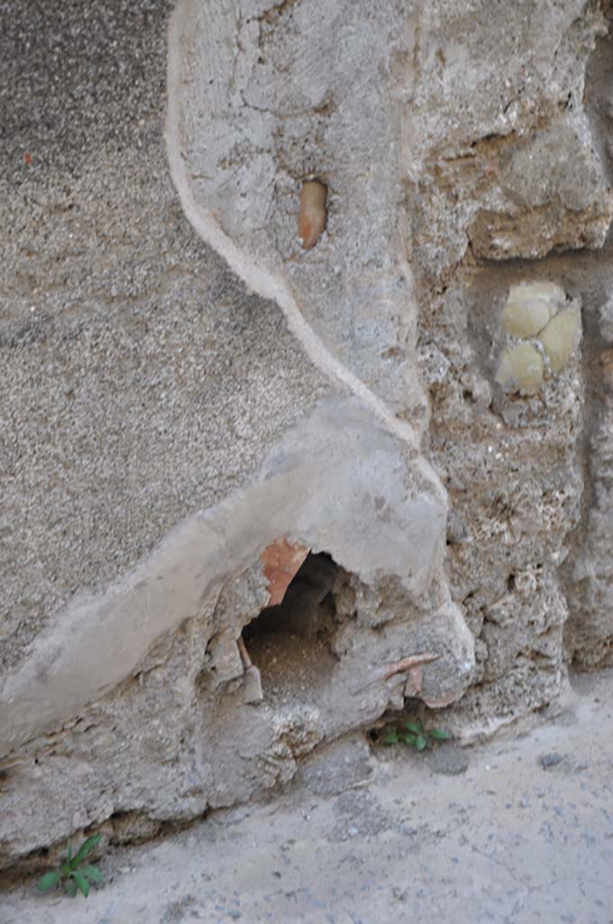 IX.5.22 Pompeii. July 2017. 
Detail from lower wall on east side of Vicolo di Tesmo, on north side of entrance doorway of IX.5.22. with terracotta downpipe.
Foto Annette Haug, ERC Grant 681269 DÉCOR
