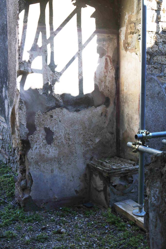 IX.5.22 Pompeii. February 2020. Looking east from entrance towards lararium in kitchen.
This can also be seen in IX.5.2, pt.3, room ‘w’.  Photo courtesy of Aude Durand.

