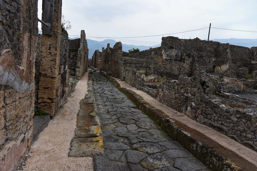 Vicolo di Tesmo between IX.6 and IX.3. April 2021. Looking south. Photo courtesy of Nicolas Monteix.