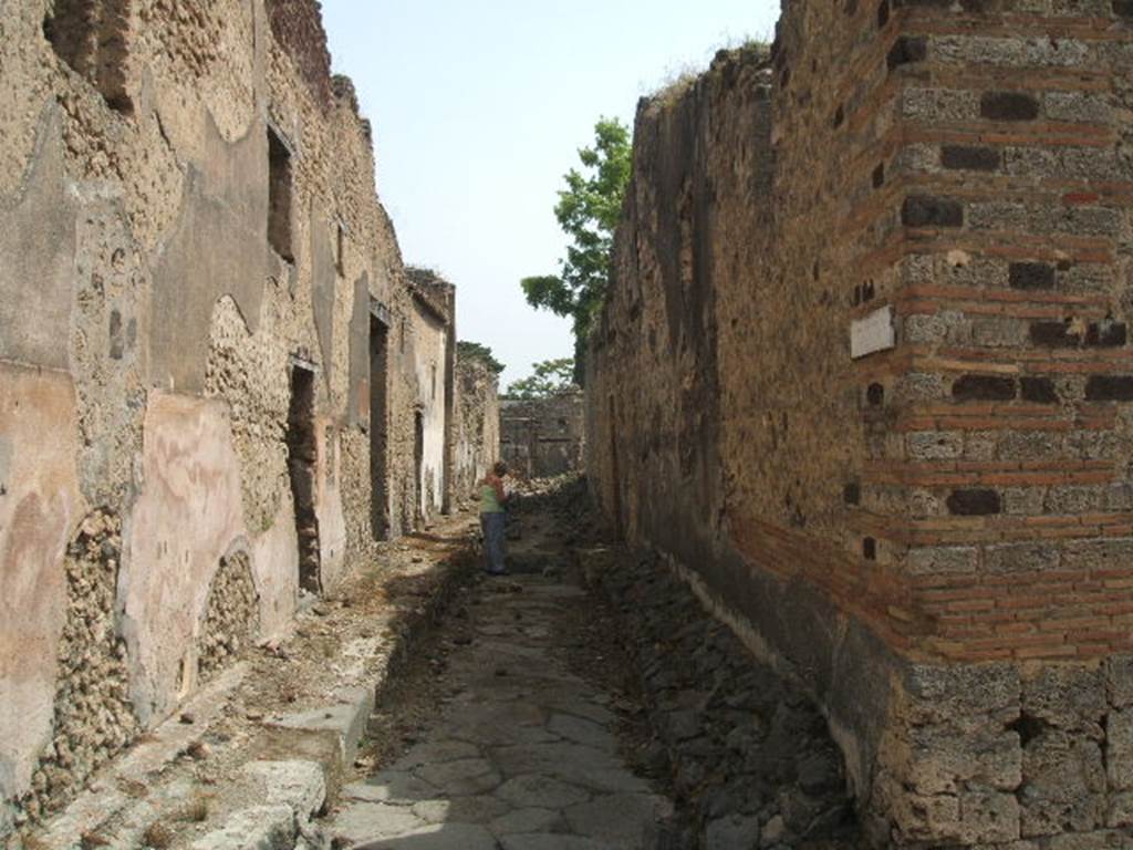 IX.5.19/18, on left. May 2005. Unnamed vicolo, looking east along north side of IX.6.5, on right. 