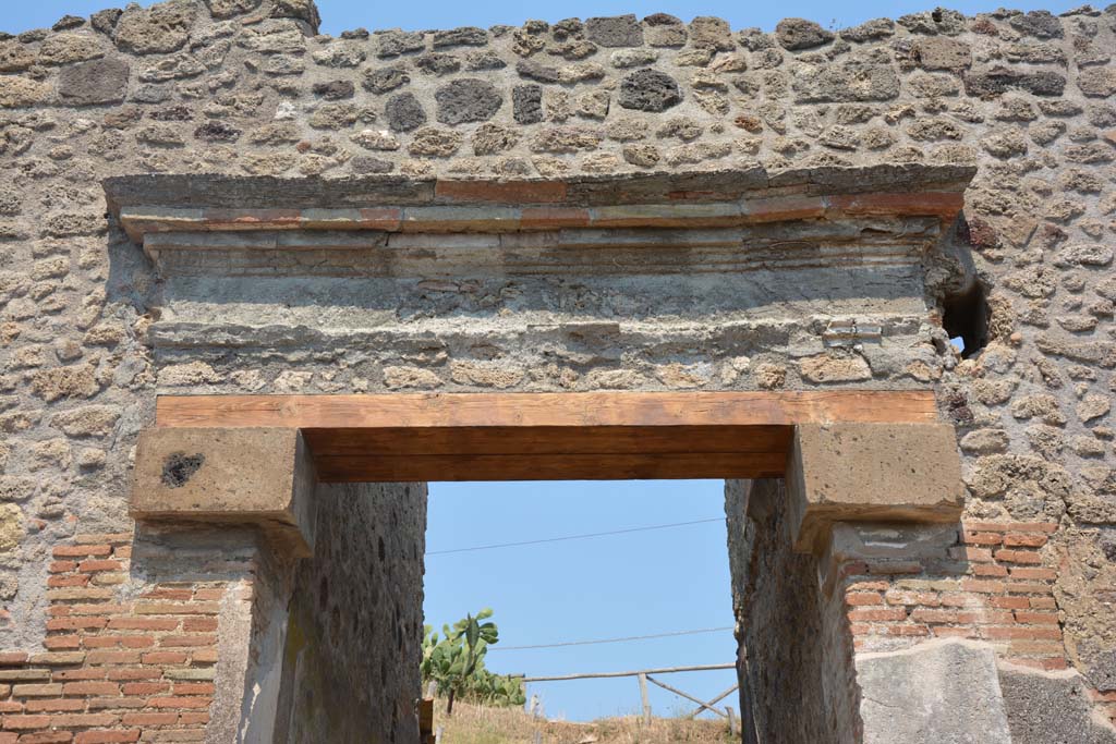 IX.7.16 Pompeii. July 2017. Detail of top of doorway after renovation.
Foto Annette Haug, ERC Grant 681269 DÉCOR.
