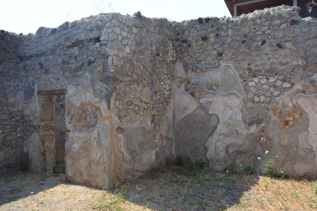 IX.7.19 Pompeii. July 2017. Looking north-west across atrium b, with doorway to cubiculum a, on left, and ala c, on right.
Foto Annette Haug, ERC Grant 681269 DÉCOR.
