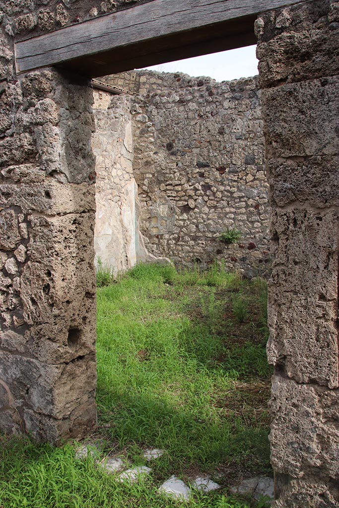 IX.7.19 Pompeii. October 2024. 
Looking north-east through doorway to triclinium g. Photo courtesy of Klaus Heese.
