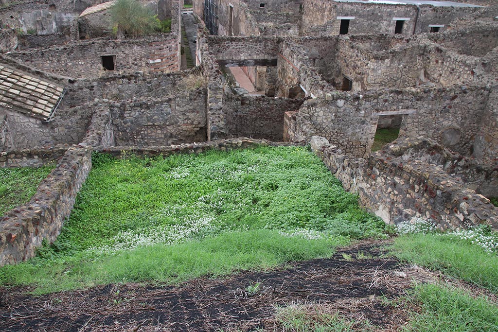 IX.7.19 Pompeii. October 2024. 
Looking west from above IX.7.12, Casina dell’Aquila, towards rear of IX.7.19, rooms m and l (L). Photo courtesy of Klaus Heese.

