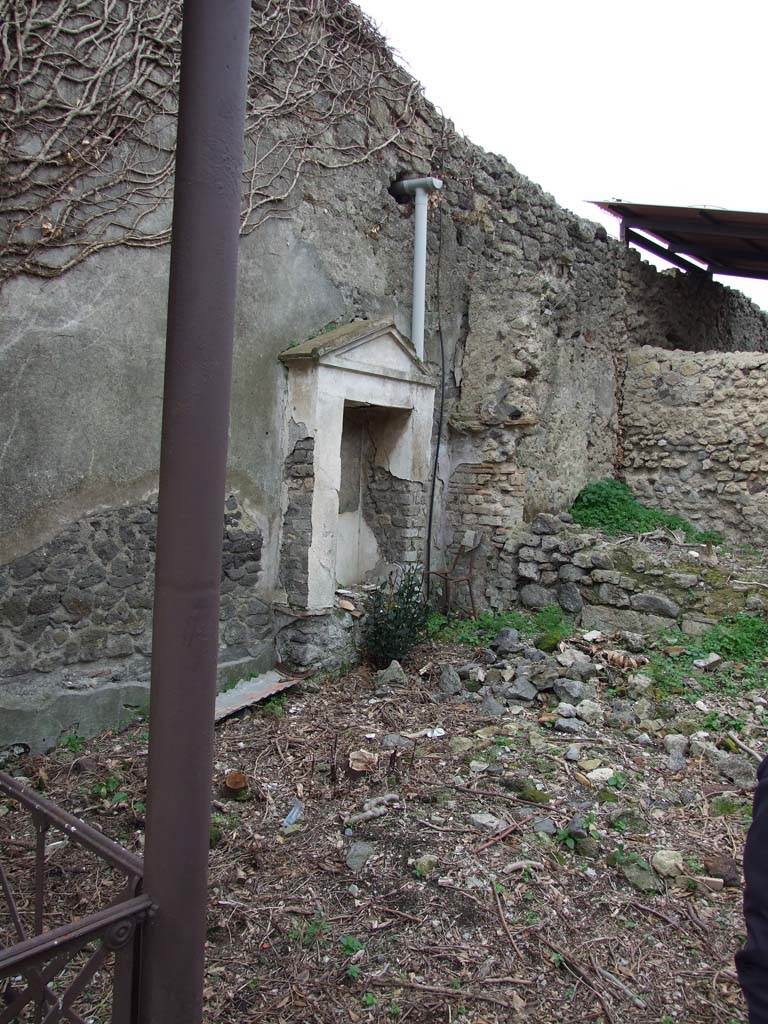 IX.7.20 Pompeii. December 2007. Aedicula with niche on north side of fountain.