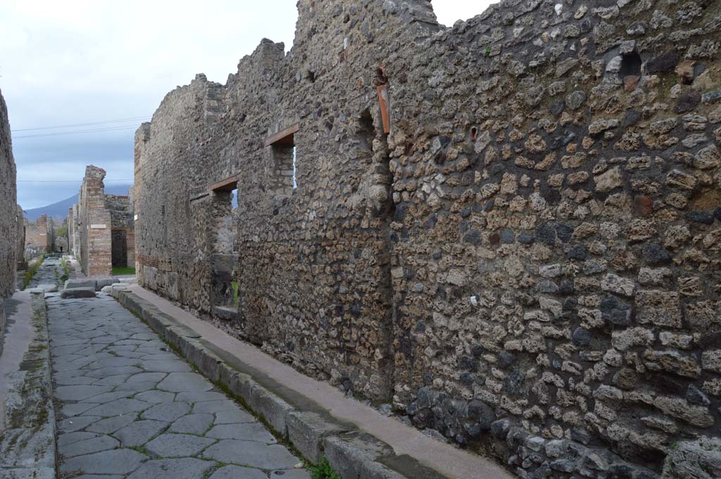 IX.7.21 Pompeii. March 2018. Looking north along east side of Vicolo di Tesmo, towards entrance doorway.
Foto Taylor Lauritsen, ERC Grant 681269 DÉCOR.
