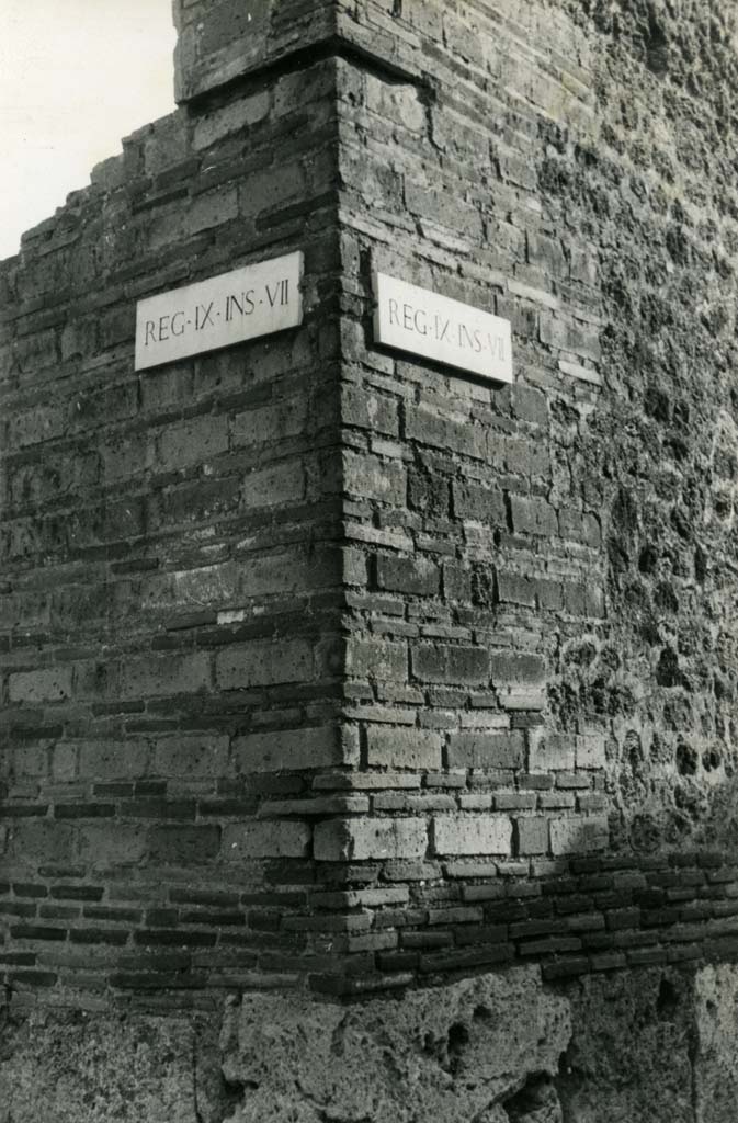 IX.7.22 Pompeii. c.1900-1930. Wall on corner of roadway with Vicolo di Tesmo, on right.
Photo by Esther Boise Van Deman (c) American Academy in Rome. VD_Archive_Ph_228.
