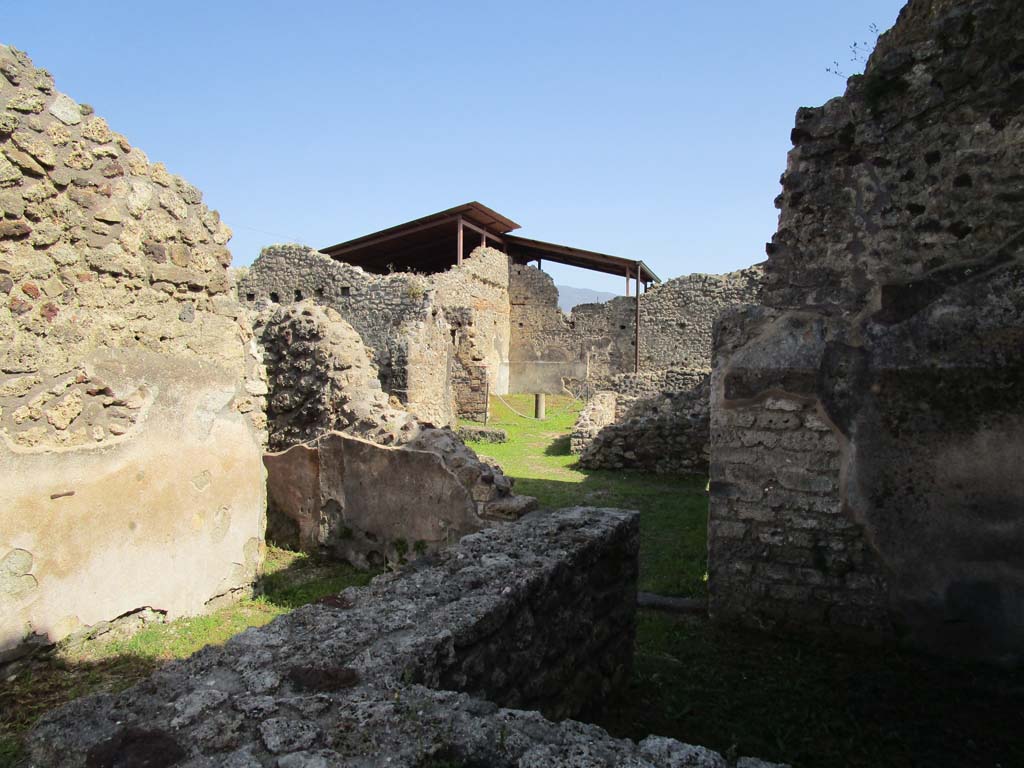 IX.7.22 Pompeii. May 2005. Entrance doorway, looking south across caupona into atrium of IX.7.21.