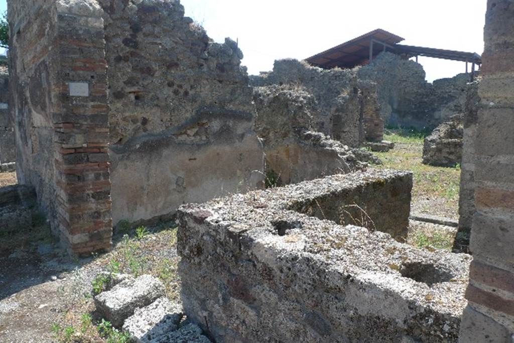 IX.7.22 Pompeii. May 2003. Entrance doorway, looking south-west across counter. Photo courtesy of Nicolas Monteix.