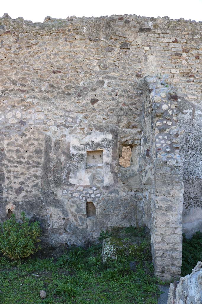 IX.7.22/21 Pompeii. December 2018. Detail of lararium niche in west wall of atrium. Photo courtesy of Aude Durand