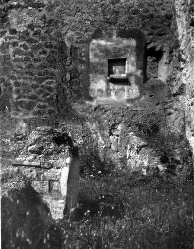 IX.7.22 Pompeii. May 2005. Looking north-east from atrium of IX.7.21. Doorway on left to caupona at IX.7.22, and doorway, on right, to its interconnected room. According to Mau, the doorway on the left had a threshold of lava. The doorway on the right was missing its threshold, so it seemed the threshold had been made of wood. See Mau in BdI, 1882, (p.194)
