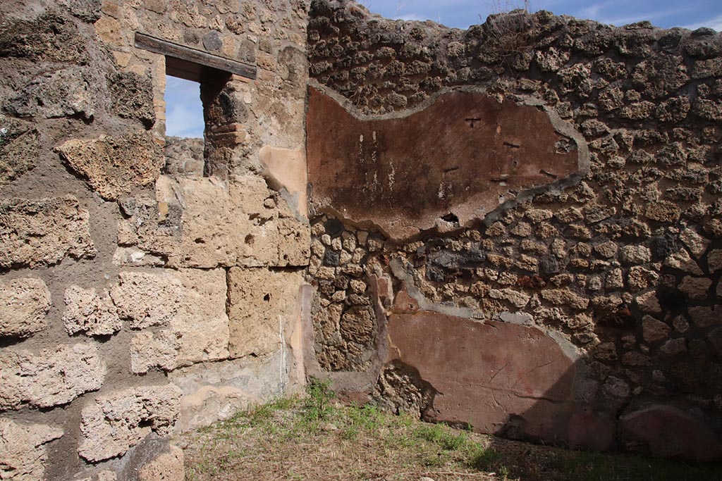 IX.7.22 Pompeii. May 2005. Remains of painted plaster in the room on east side of caupona.