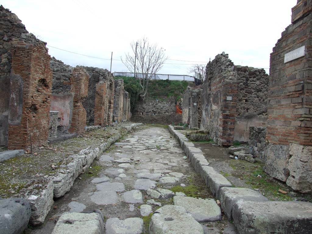 IX.6 Pompeii. May 2005. Unnamed vicolo leading to unexcavated area, looking east. IX.7.22 on right.