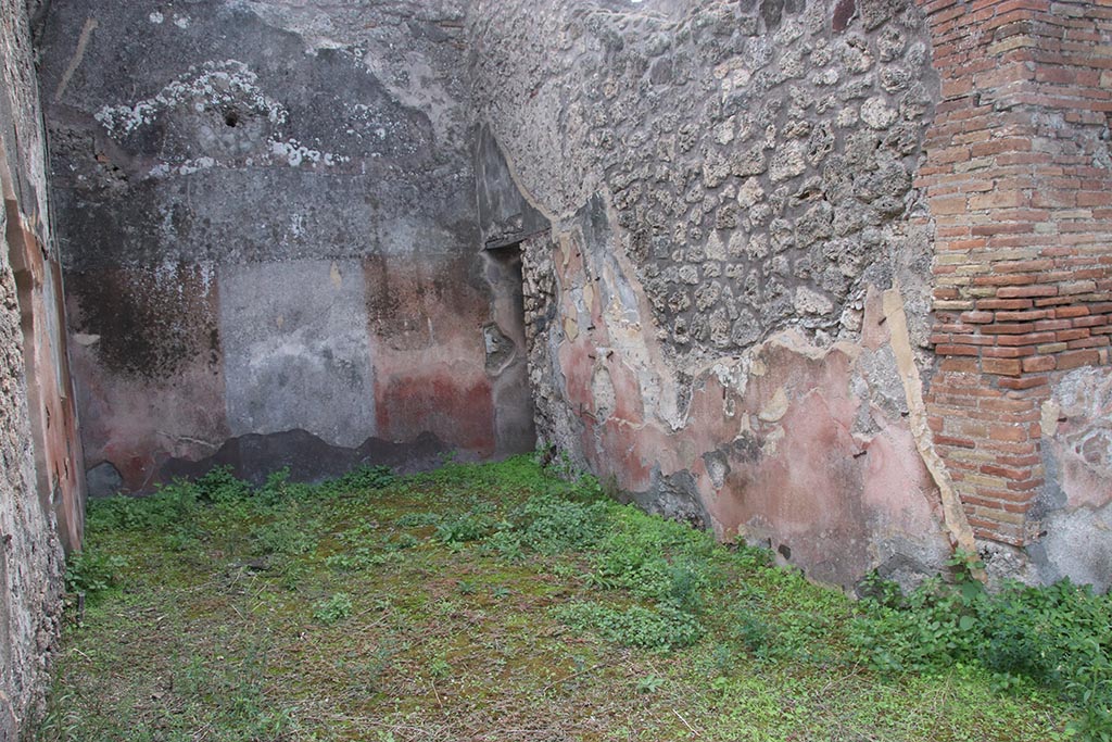 IX.7.25 Pompeii. October 2024. 
Tablinum (o), looking towards south-west corner and doorway to room (n). Photo courtesy of Klaus Heese.
