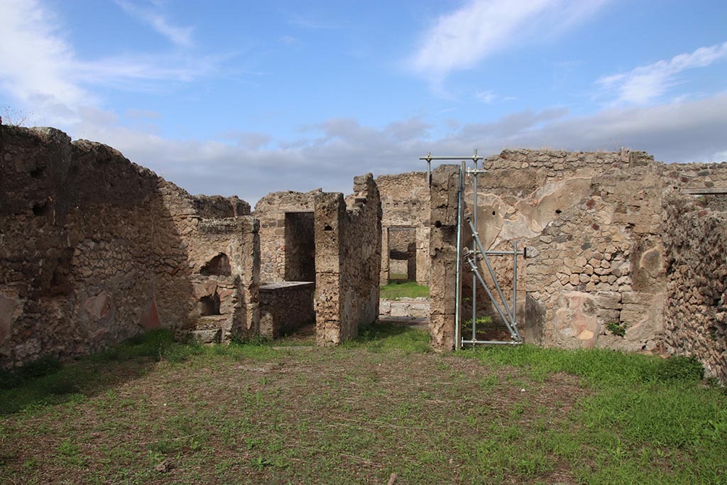 IX.7.25 Pompeii. October 2024. 
Looking towards north side of atrium with doorway into IX.7.24 on left, and entrance doorway in centre. Photo courtesy of Klaus Heese.
