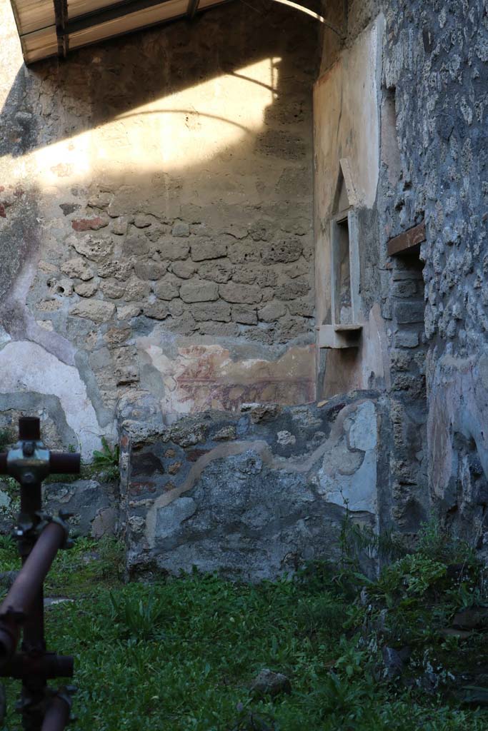 IX.8.a Pompeii. December 2018. 
Looking east towards lararium, from entrance doorway. Photo courtesy of Aude Durand.
