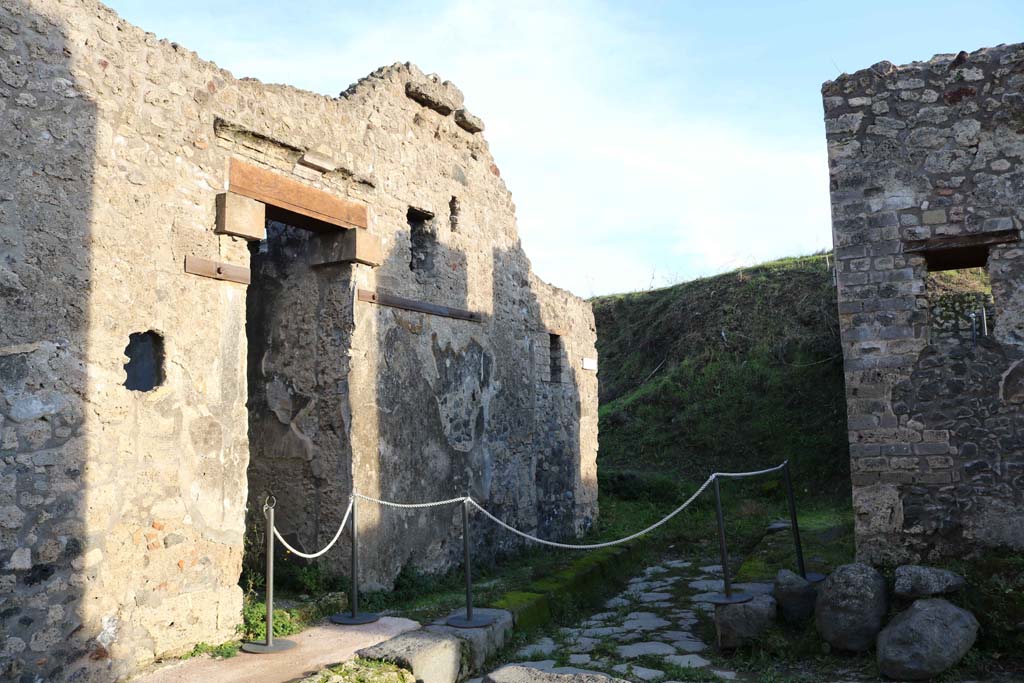 IX.8.b Pompeii. December 2018. 
Looking south into unexcavated area of Vicolo del Centenario. Photo courtesy of Aude Durand.    


