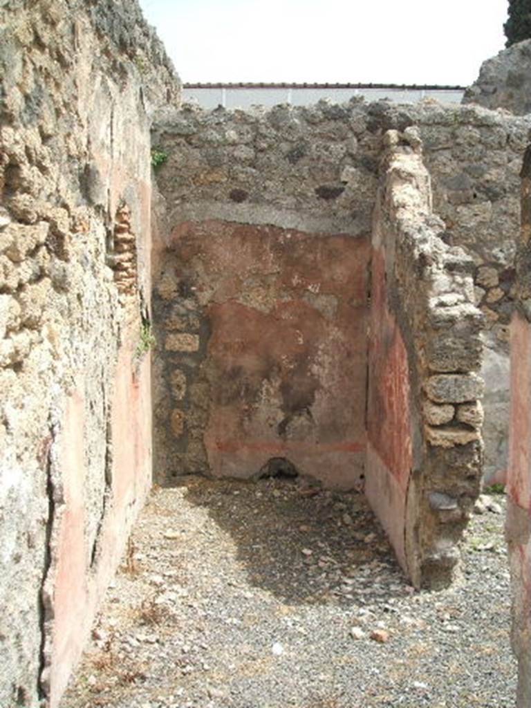 IX.8.b Pompeii. May 2005. Looking east along corridor in the middle of the east wall. The doorway in the south wall (right) leads into a triclinium with window? See Eschebach, L., 1993. Gebäudeverzeichnis und Stadtplan der antiken Stadt Pompeji. Köln: Böhlau. (p.439)
