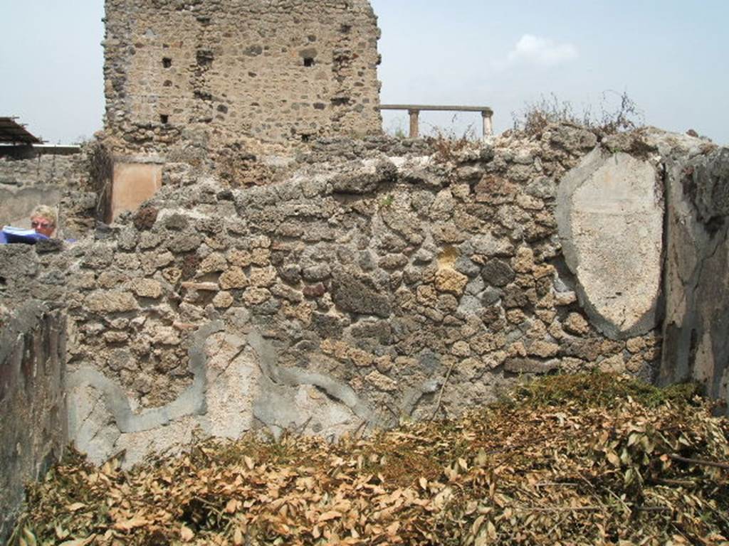 IX.8.c Pompeii. May 2005. Looking north into exedra. The small stairs are at the rear of this north wall.