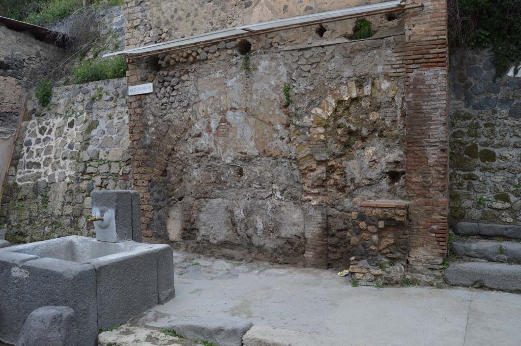 IX.11.1 Pompeii. March 2018. Looking north-west on Via dellAbbondanza towards fountain with street shrine and altar, at the rear.
Foto Taylor Lauritsen, ERC Grant 681269 DCOR.
