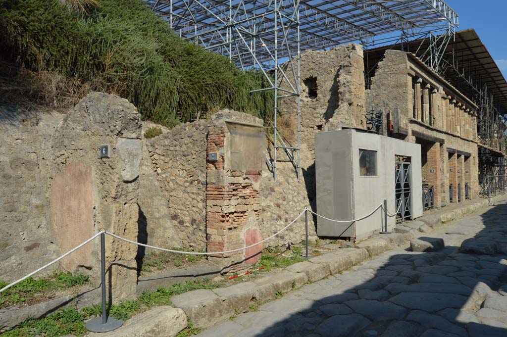 Via dell’Abbondanza, Pompeii, north side,. October 2017. Looking east from IX.11.6, on left, towards IX.12, on right.
Foto Taylor Lauritsen, ERC Grant 681269 DÉCOR.

