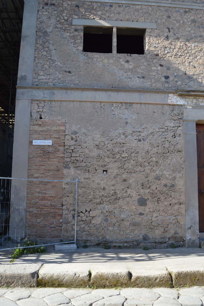IX.13.1, Pompeii. March 2019. 
Looking north to west side of entrance doorway and upper windows.
Foto Taylor Lauritsen, ERC Grant 681269 DÉCOR.

