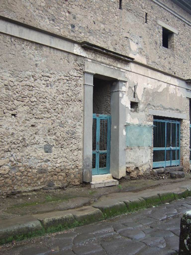 IX.13.1 and IX.13.2 Pompeii.  December 2005.  Entrances.  
