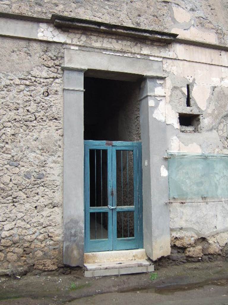 IX.13.1 Pompeii.  December 2005. Entrance.  