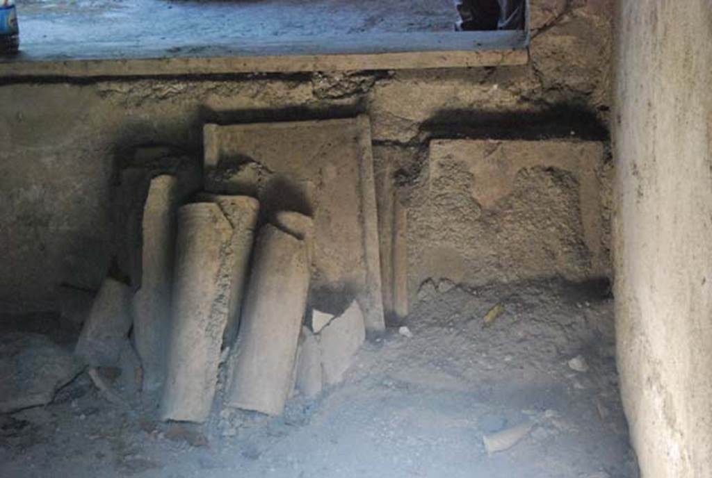 IX.13.1-3 Pompeii. October 2007. Room 14, north-east corner. Photo courtesy of Nicolas Monteix.
