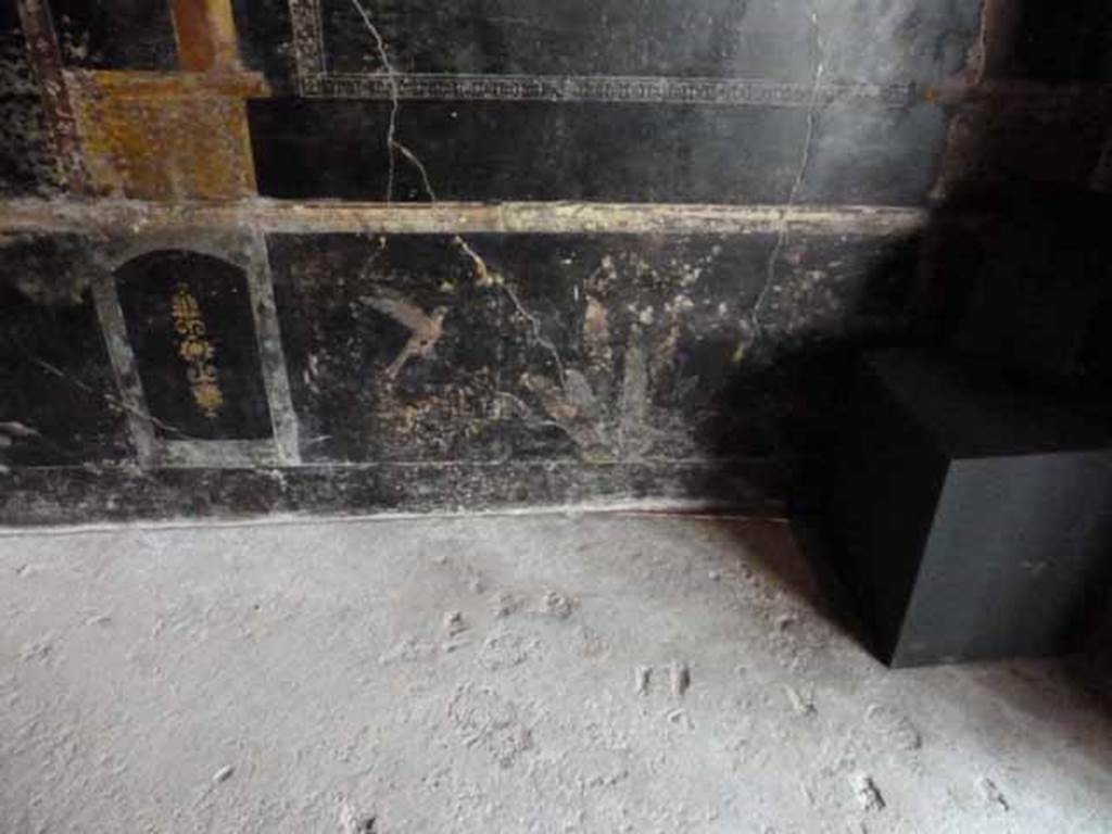 IX.13.1-3 Pompeii. May 2010.  Room 10, east wall, painted bird and plant decoration.