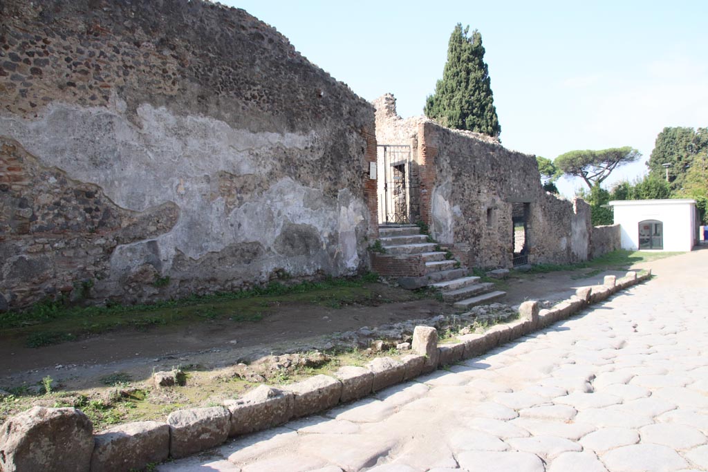 HGW24 Pompeii. Villa of Diomedes. October 2023.
Looking north along exterior façade towards entrance doorway on Via dei Sepolcri. Photo courtesy of Klaus Heese.
