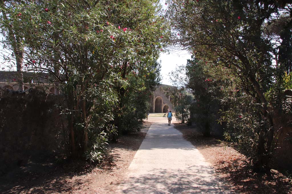Piazzale Anfiteatro. September 2019. Looking south along Vicolo dell’Anfiteatro, towards Amphitheatre and Piazzale Anfiteatro. 
Photo courtesy of Klaus Heese.

