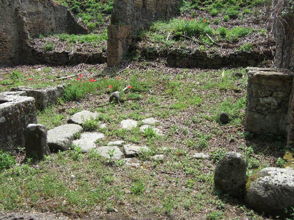 Unnamed vicolo between III.11 and III.10. Looking south from junction on Via di Nola. May 2006.