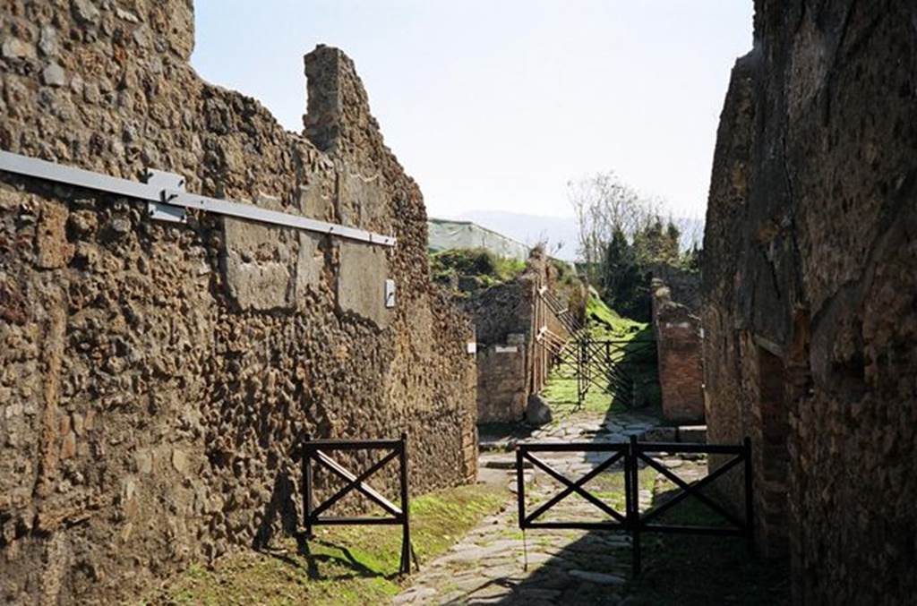 Unnamed vicolo between IX.10 and IX.9. Looking south across Via di Nola from Vicolo dei Gladiatori. October 2009. Photo courtesy of Rick Bauer.