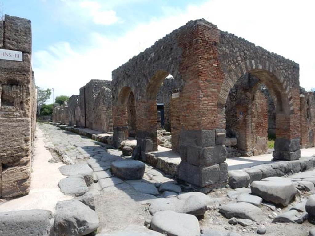 Unnamed vicolo between IX.3 and IX.2. May 2018. Looking east from Via Stabiana, with IX.2.1, on right. Photo courtesy of Buzz Ferebee.