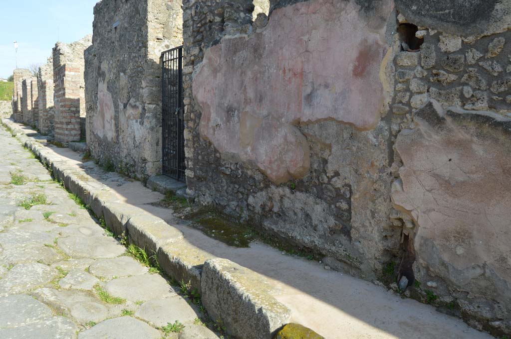 Unnamed vicolo between IX.2 and IX.3, Pompeii. March 2019. Looking east along south side of roadway from IX.2.27.
Foto Taylor Lauritsen, ERC Grant 681269 DCOR.

