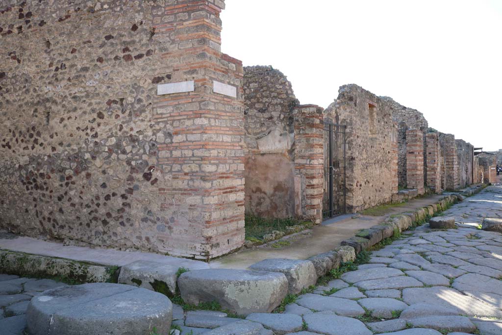 Unnamed vicolo between IX.2 and IX.3. Looking west from the junction with Vicolo di Tesmo towards Via Stabiana. March 2009.