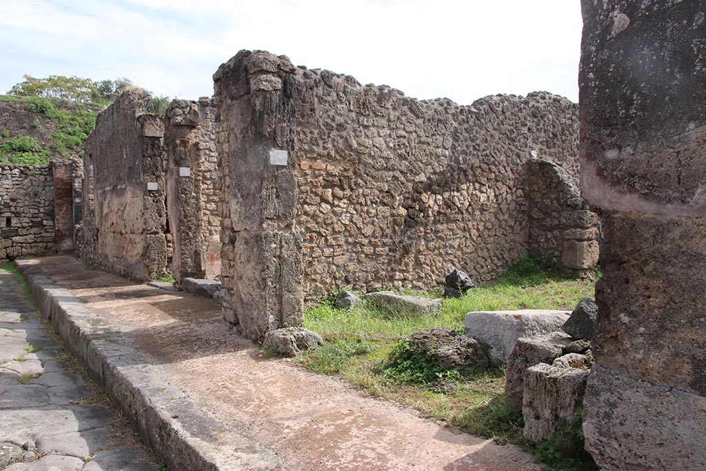 Unnamed Vicolo, on right, Vicolo di Tesmo, on left, Pompeii. December 2018.  
Looking north-east at IX.6.a on junction with unnamed roadway/continuation of Via degli Augustali, on right.
Photo courtesy of Aude Durand.
