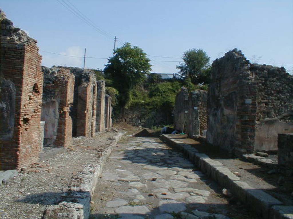 IX.7.25 and IX,7,24, on left. December 2018. 
Looking west along unnamed vicolo (a continuation of Via degli Augustali), with IX,6, on right. Photo courtesy of Aude Durand.
