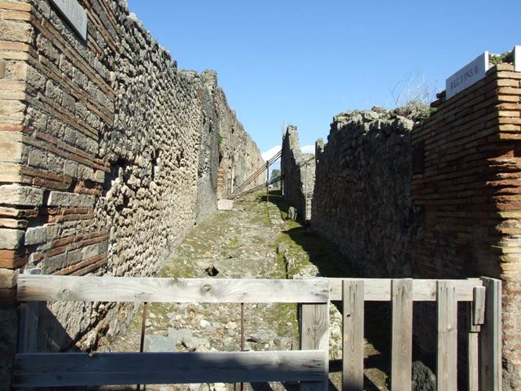 Unnamed vicolo between I.3 and I.2. Looking east from junction with Via Stabiana. March 2009.
