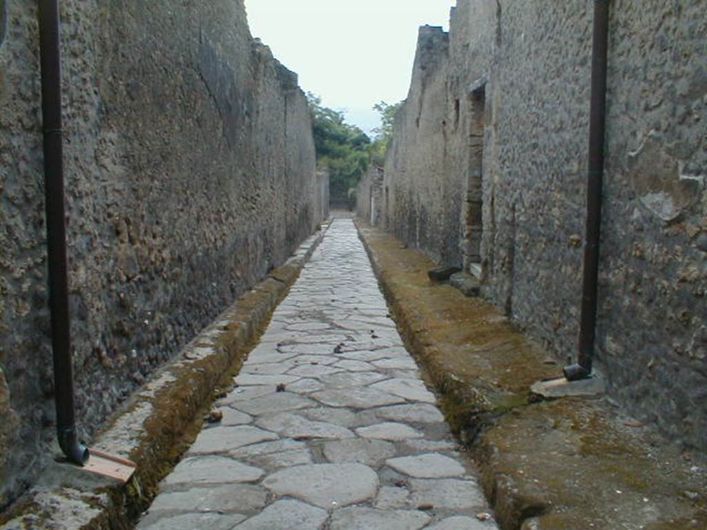 Unnamed vicolo between I.9 and I.8. Looking south from the junction with Via dellAbbondanza. September 2004.